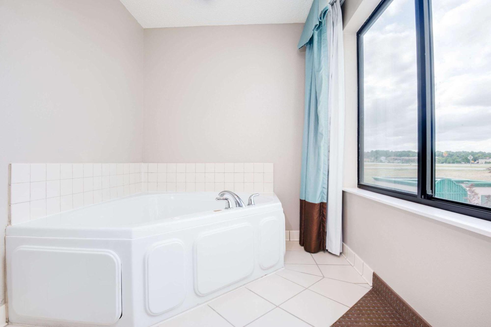 King Room with Bath Tub - Mobility Accessible/Non-Smoking,705565441:JPEG